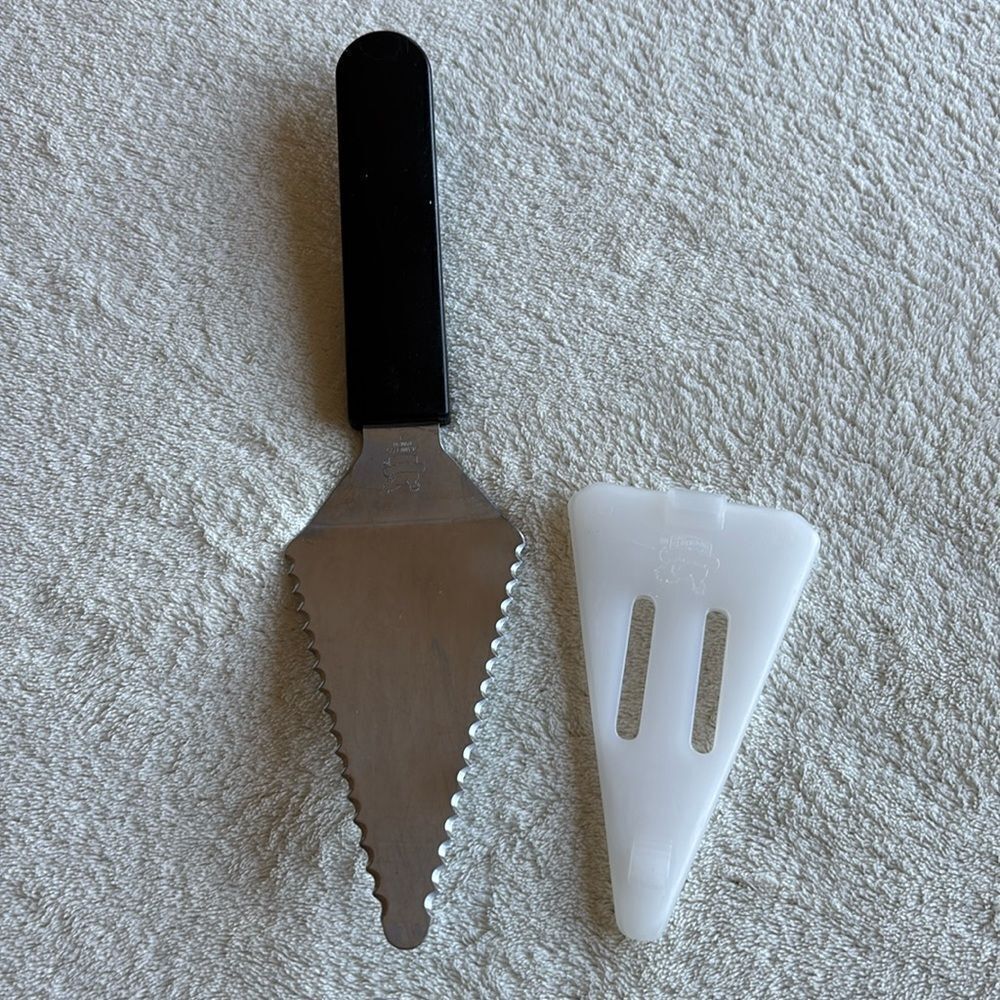 The Pampered Chef Slice & Serve Pie Server with cover